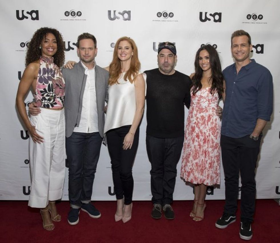 SUITS -- Script Reading Presented by USA Network -- Pictured: (l-r) Gina Torres, Patrick J. Adams, Sarah Rafferty, Rick Hoffman, Meghan Markle, Gabriel Macht -- (Photo by: Rick Kern/USA Network/NBCU Photo Bank via Getty Images)