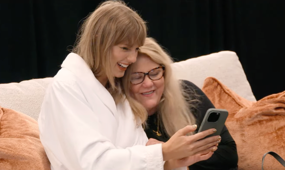 Taylor Swift and her mom Andrea Swift