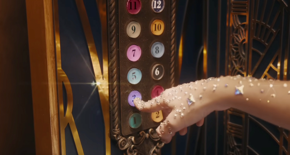 taylor swift pressing the third button in the bejeweled music video