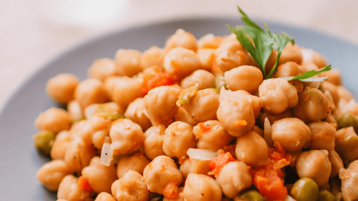 The best foods for a good and healthy metabolism include salmon, chickpeas, Greek yogurt, and more.