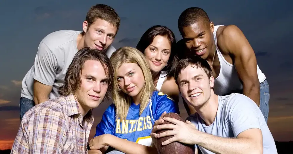 The cast of Friday Night Lights pose for a picture.