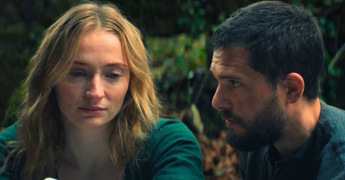 the dreadful sophie turner kiss kit harington