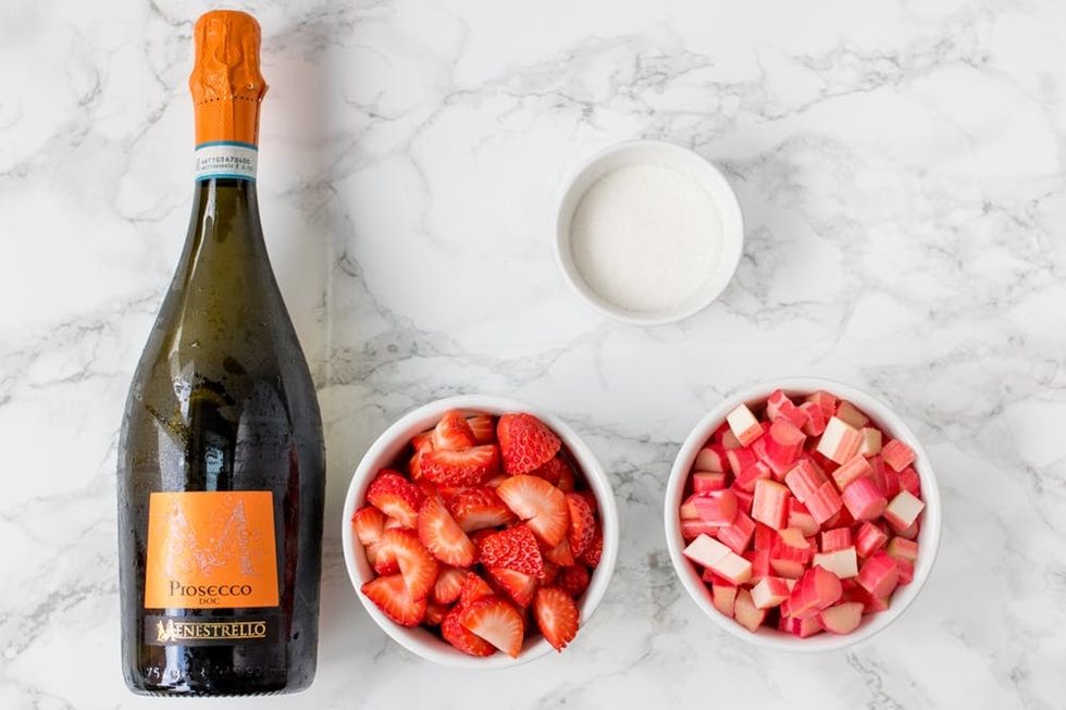 These Strawberry And Rhubarb Bellinis Make A Classy Cocktail For Your Oscars Party!