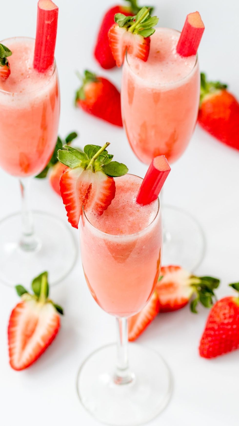 These Strawberry And Rhubarb Bellinis Make A Classy Cocktail For Your Oscars Party!