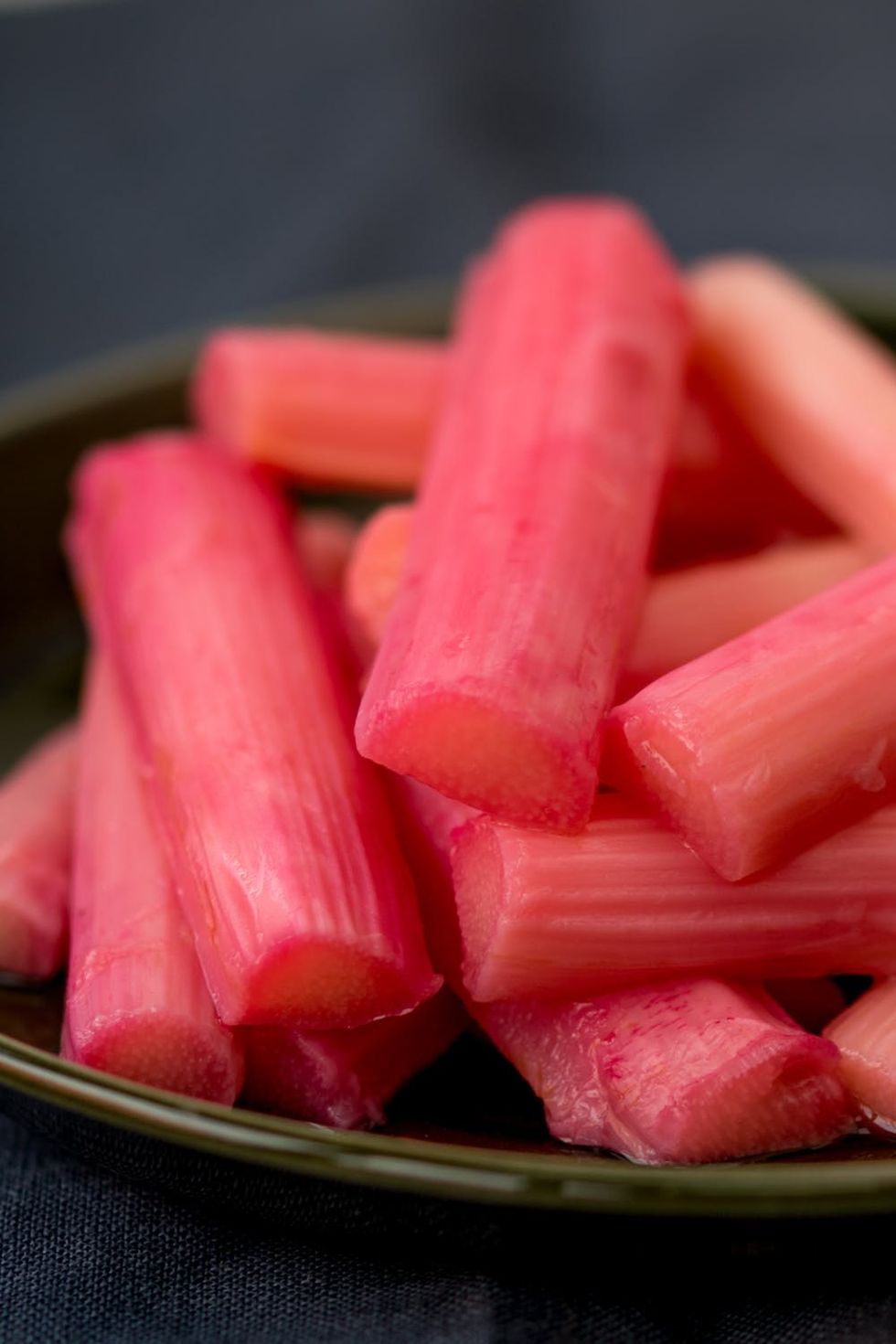 These Strawberry And Rhubarb Bellinis Make A Classy Cocktail For Your Oscars Party!