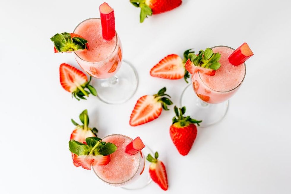 These Strawberry And Rhubarb Bellinis Make A Classy Cocktail For Your Oscars Party!