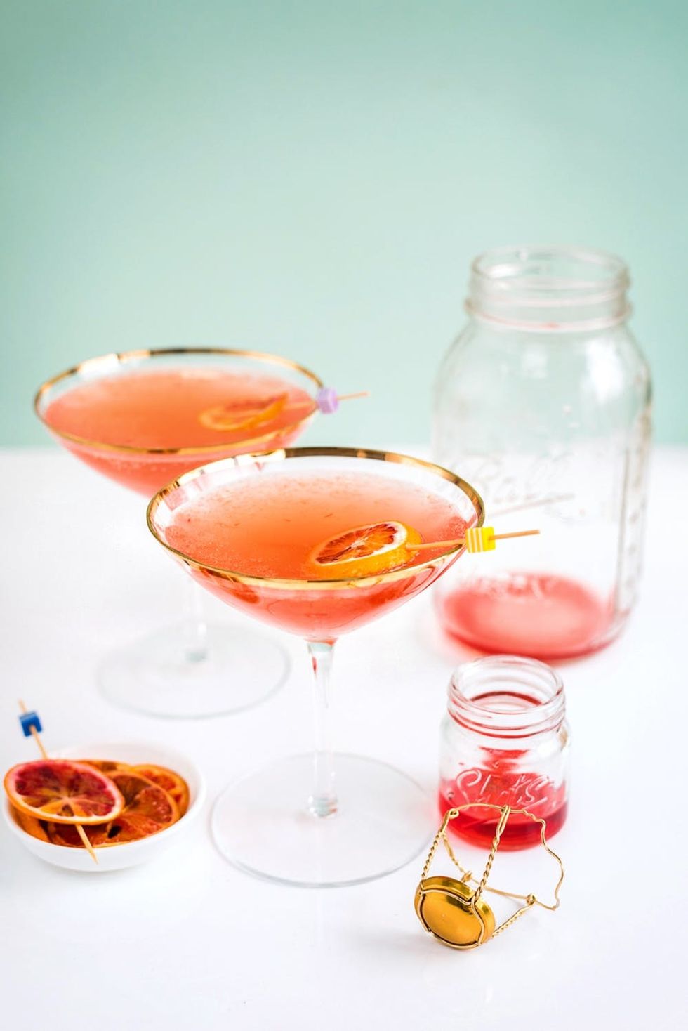 Toast the Oscars with a bubbly blood orange Oscar 89! With homemade blood orange sugar syrup, gin and champagne, it is an Oscar-worthy cocktail!