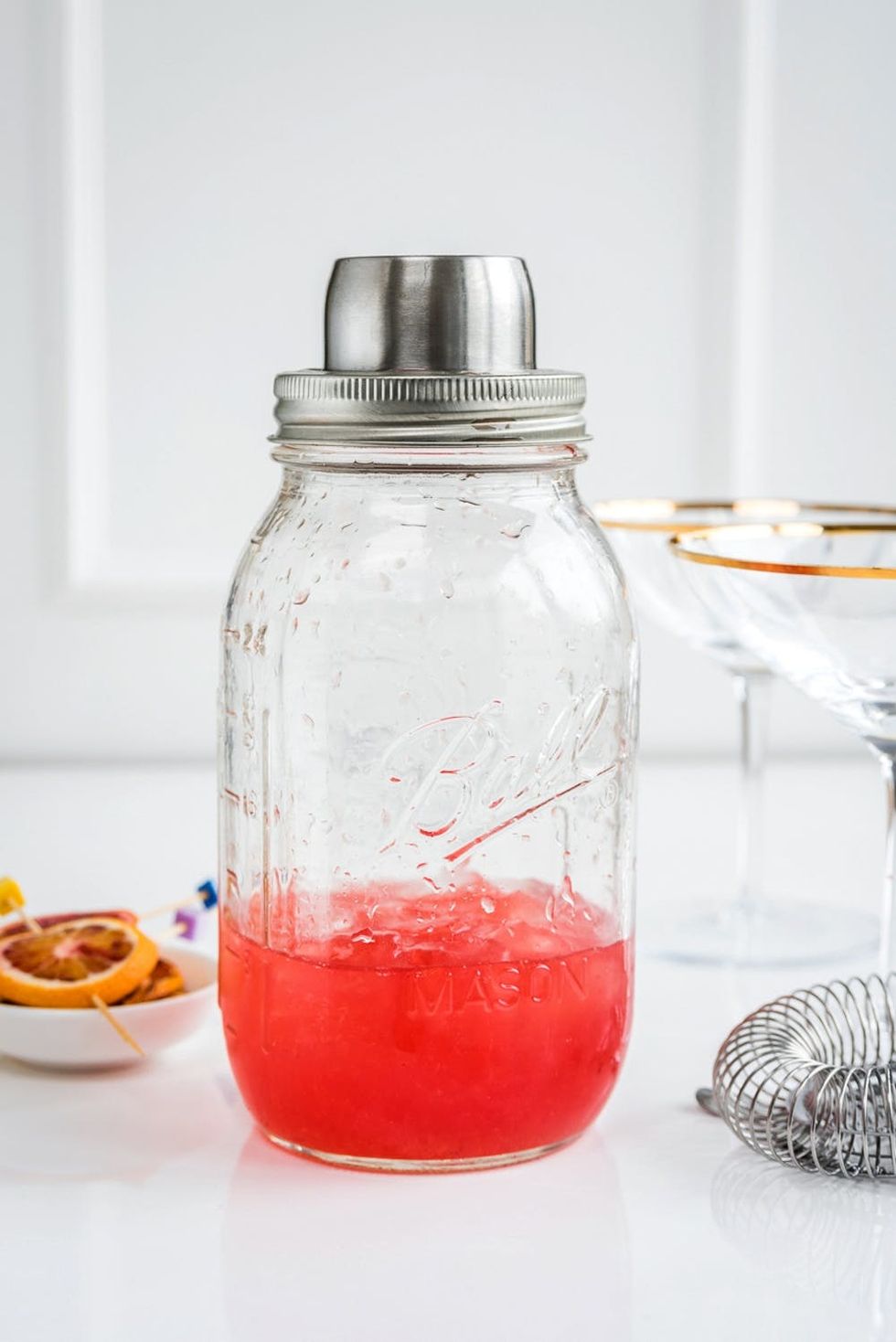Toast the Oscars with a bubbly blood orange Oscar 89! With homemade blood orange sugar syrup, gin and champagne, it is an Oscar-worthy cocktail!