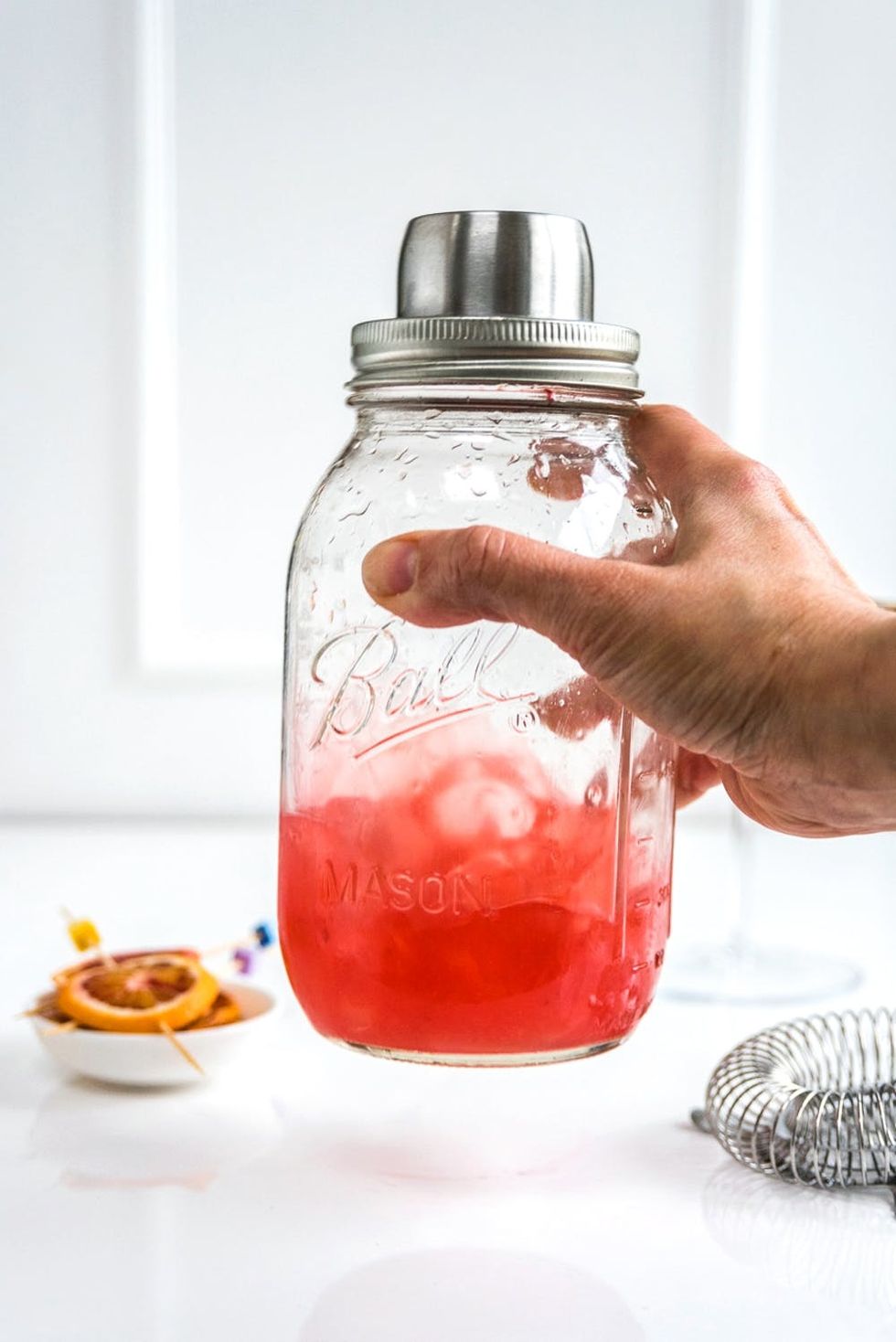 Toast the Oscars with a bubbly blood orange Oscar 89! With homemade blood orange sugar syrup, gin and champagne, it is an Oscar-worthy cocktail!