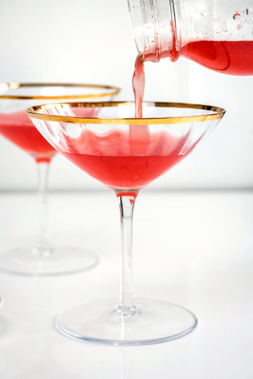 Toast the Oscars with a bubbly blood orange Oscar 89! With homemade blood orange sugar syrup, gin and champagne, it is an Oscar-worthy cocktail!