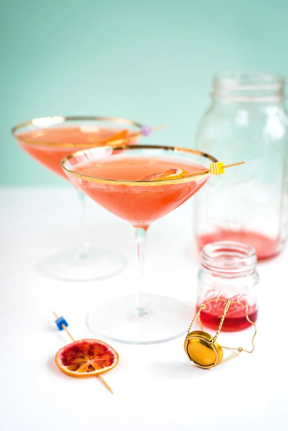 Toast the Oscars with a bubbly blood orange Oscar 89! With homemade blood orange sugar syrup, gin and champagne, it is an Oscar-worthy cocktail!