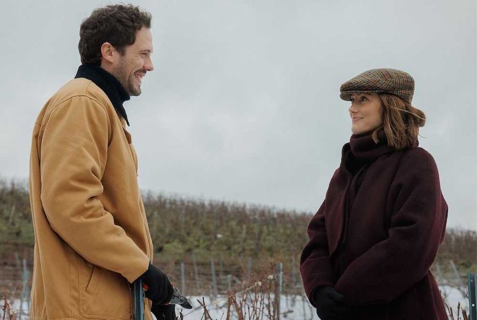 Tom Wozniczka and Minka Kelly in Champagne Problems on Netflix