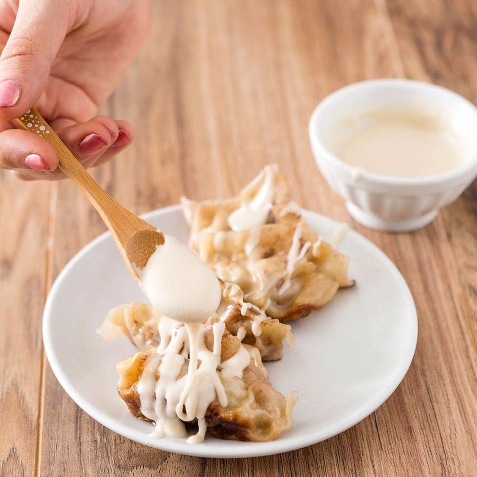 topping the french toast with icing
