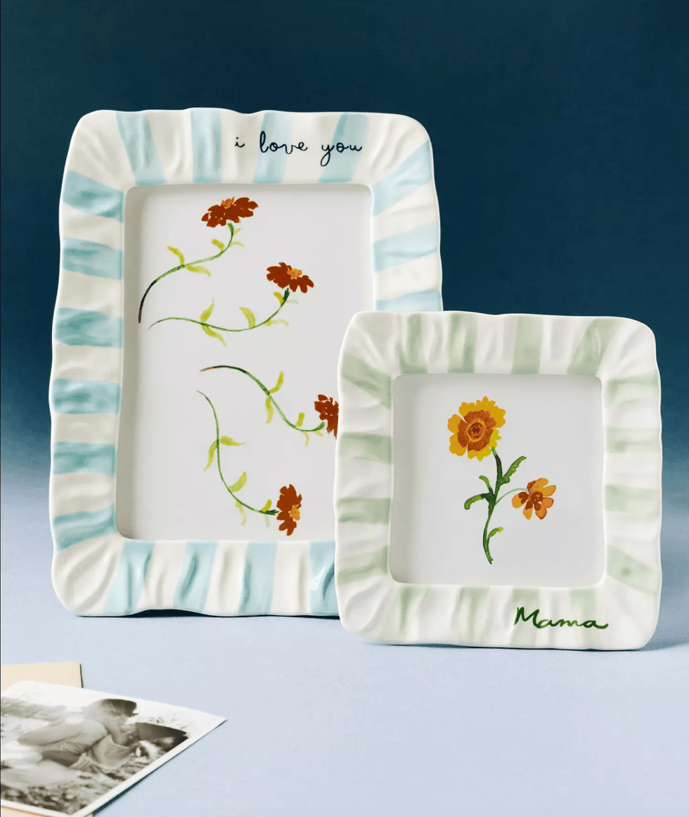 Two floral-patterned ceramic frames with messages "I love you" and "Mama."