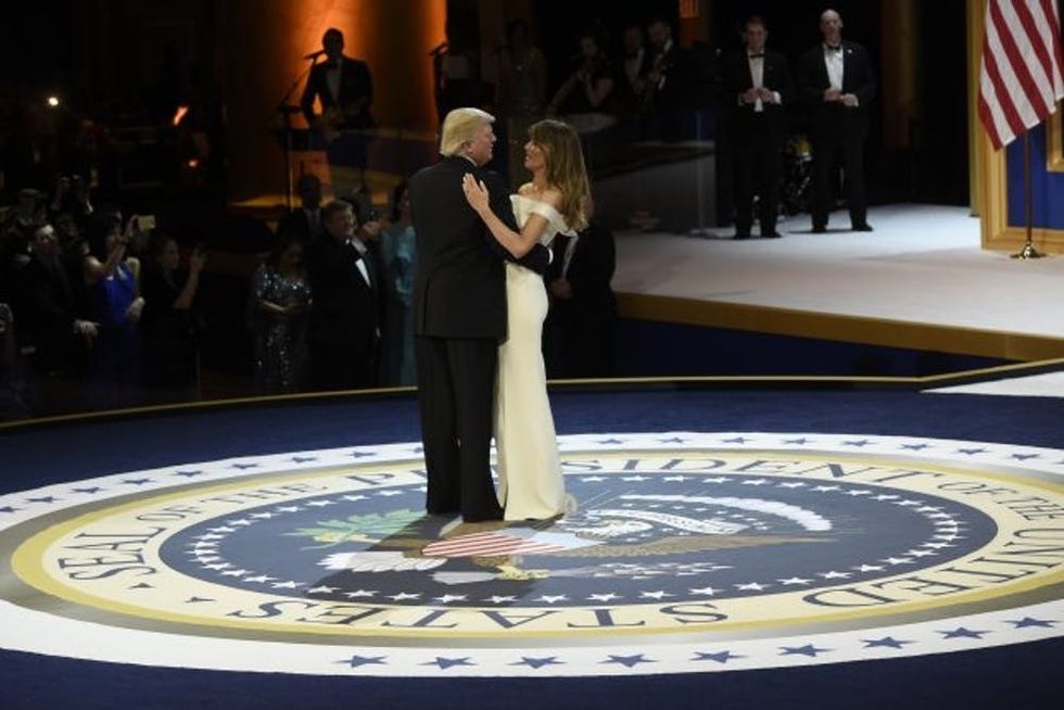 US President Donald Trump and First Lady Melania Trump dance during the Armed Forces ball at the National Building Museum on January 20, 2017 in Washington, DC. / AFP / SAUL LOEB (Photo credit should read SAUL LOEB/AFP/Getty Images)