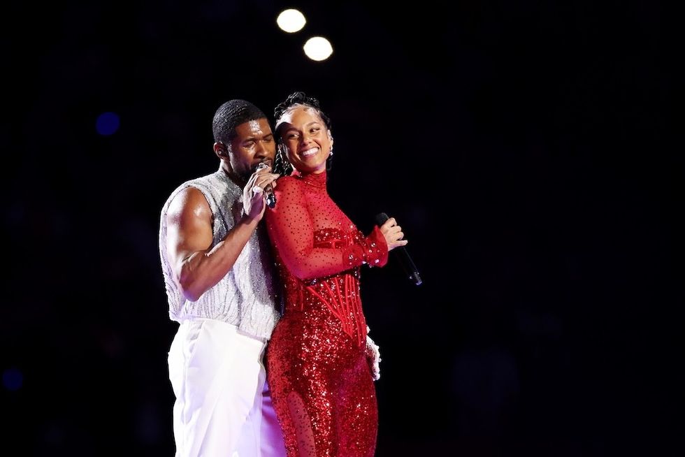 usher and alicia keys perform at the super bowl halftime show