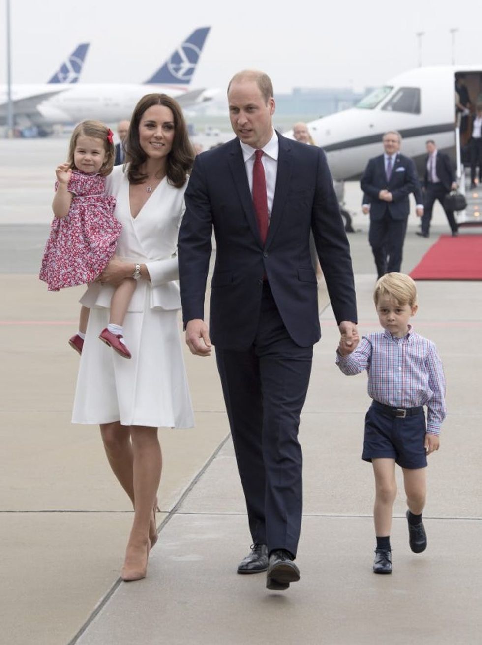 WARSAW, POLAND - JULY 17: Prince William, Duke of Cambridge and Catherine, Duchess of Cambridge with their children Prince George and Princess Charlotte arrive at Warsaw airport to start a 3 day tour on July 17, 2017 in Warsaw, Poland. (Photo by Arthur Edwards / Pool/ Getty Images)