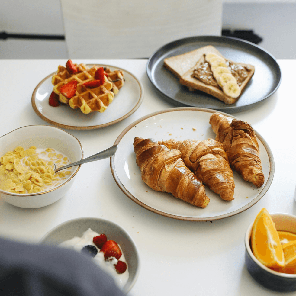 What are some easy brunch party ideas for hosting at home?