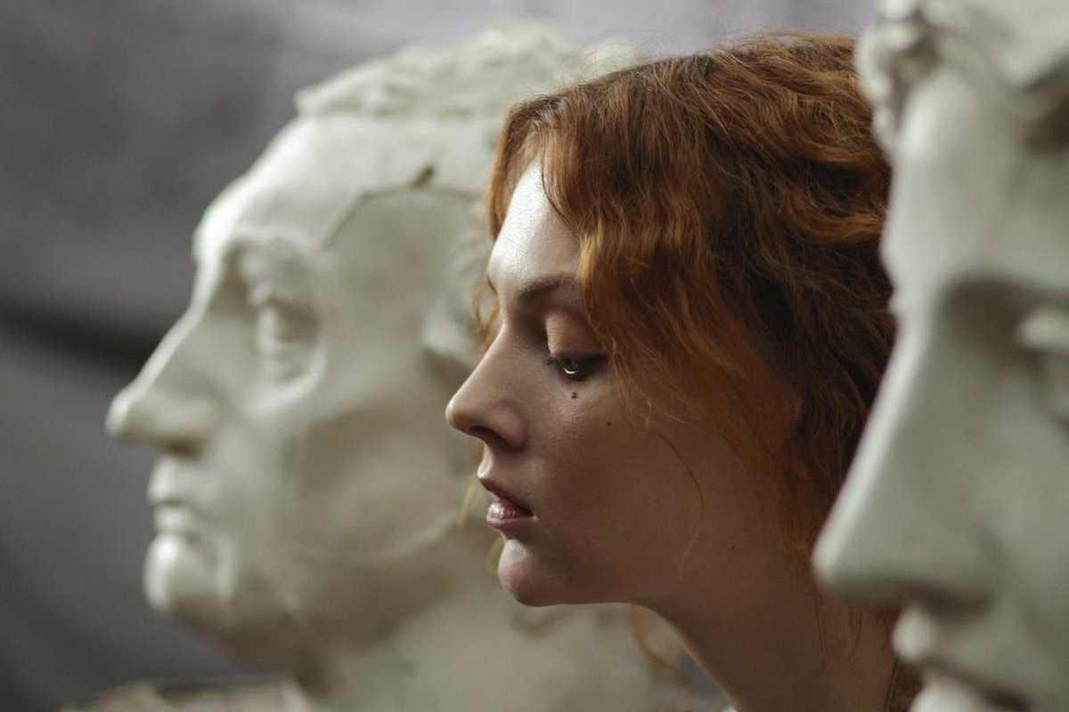 woman between two marble statues fourth wing tv show