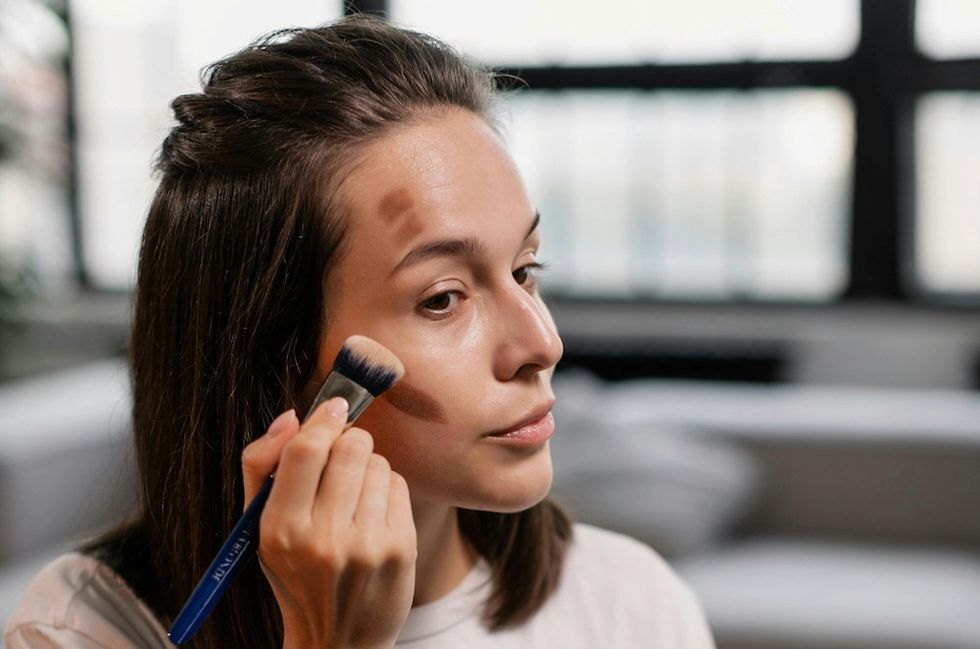 woman putting on makeup