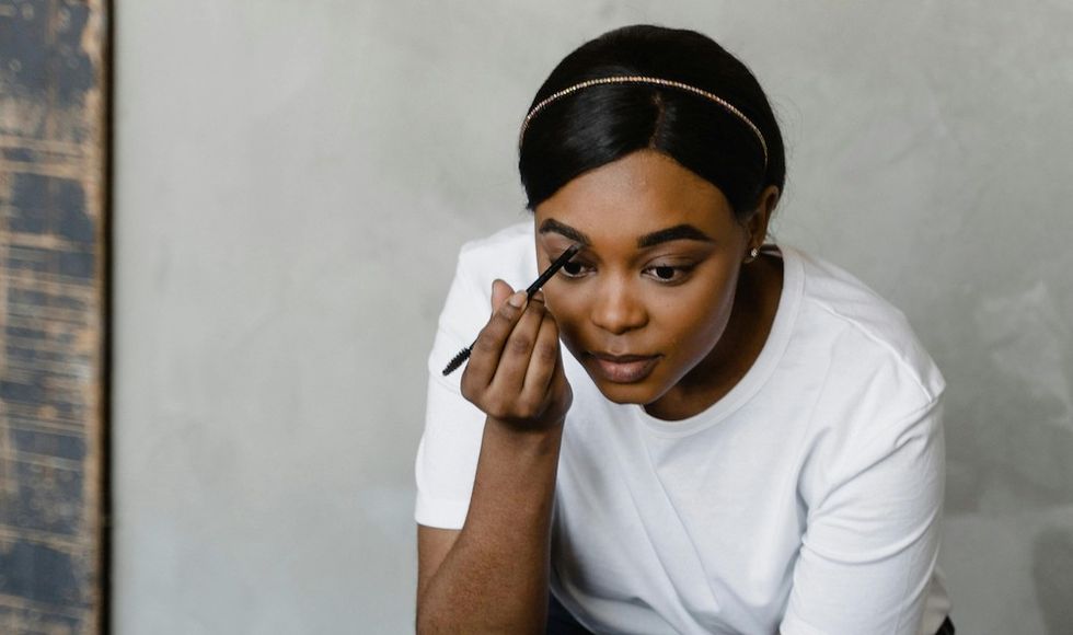 woman putting on makeup