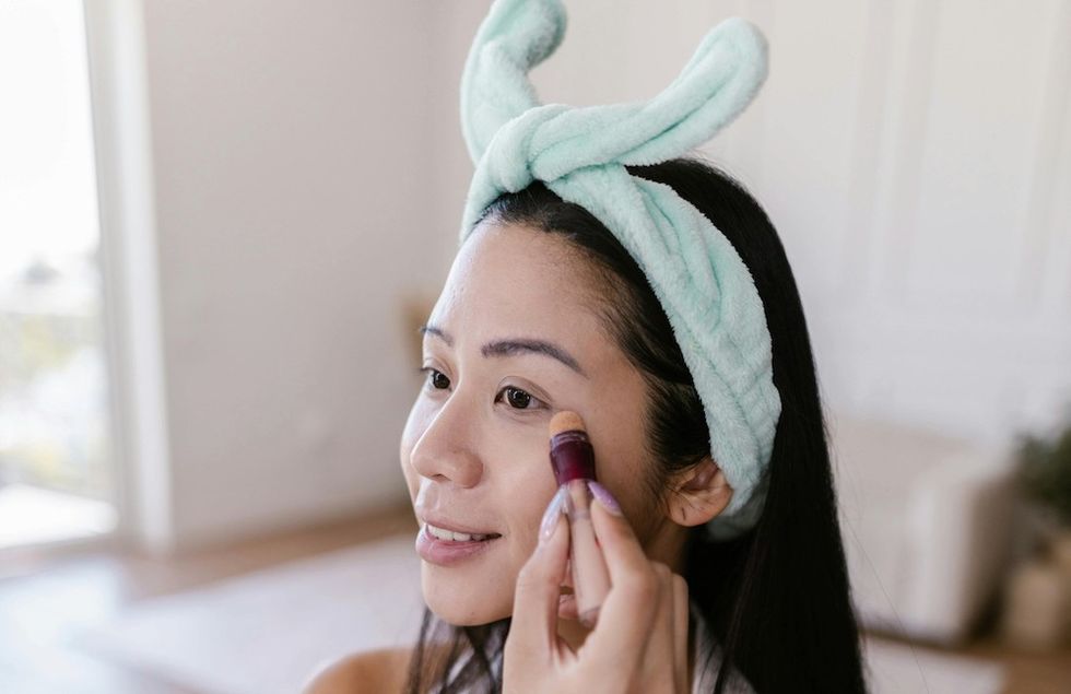 woman putting on makeup