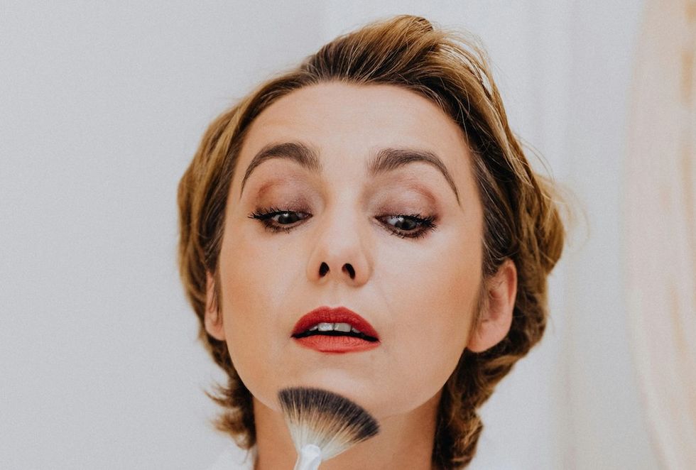 woman putting on makeup