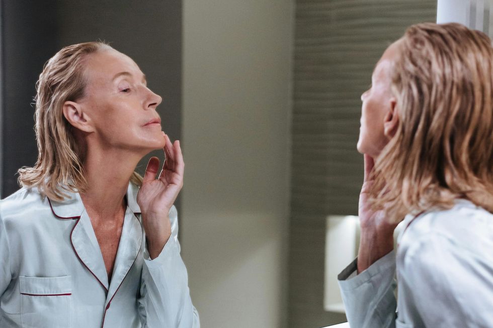 woman putting on makeup