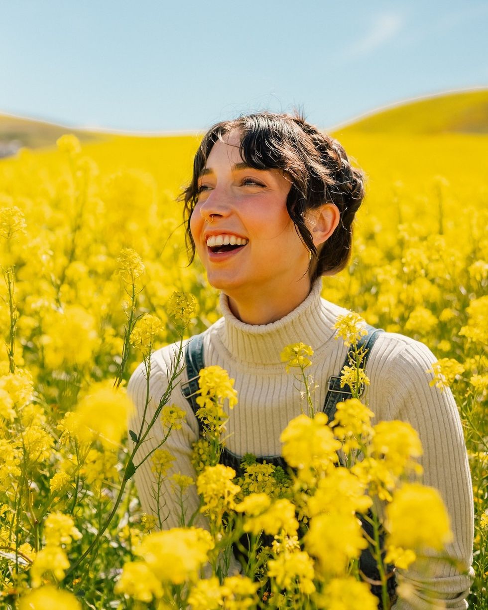 woman sitting in a field of flowers how to flirt