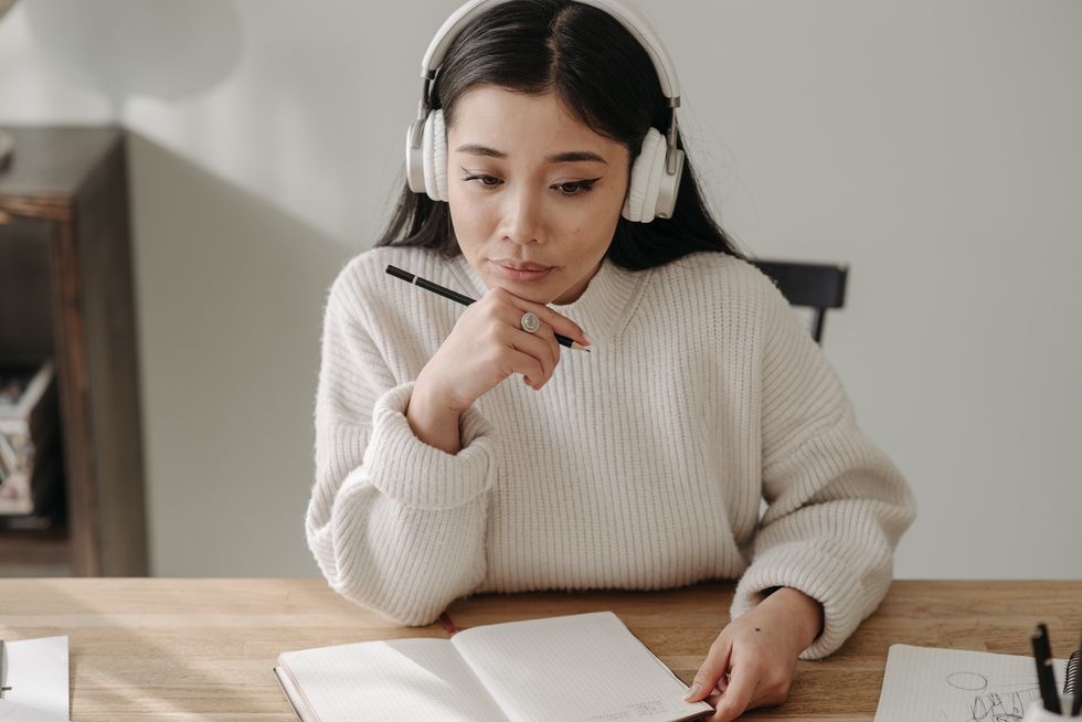 woman using earphones to listen to binaural beats for focus