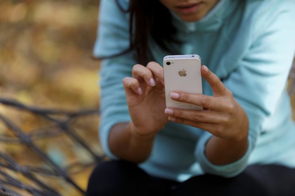 women using white iphone 4s