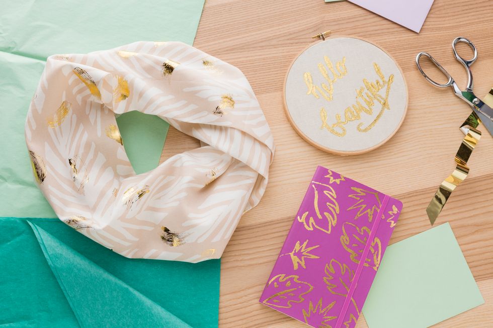 You love giving handmade gifts, but even a DIY queen can be overwhelmed by the holiday season. To help out, here\u2019s a DIY for gold foil wall art you can make in a snap + easily ship around the country!